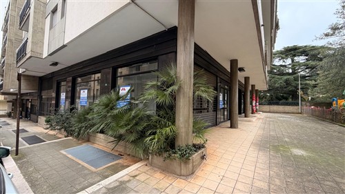 Locale commerciale angolare con 4 vetrine, giardino e cortile, zona ospedale